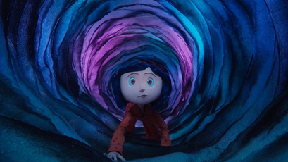 Coraline entrando no portal.